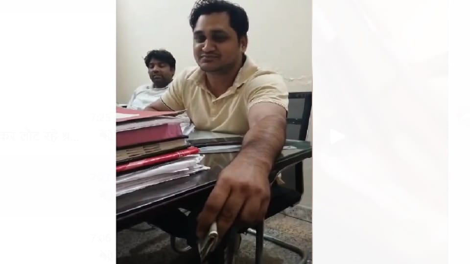 Bijnor: Video of Lekhpal taking bribe goes viral, while taking money he says it is less, watch video