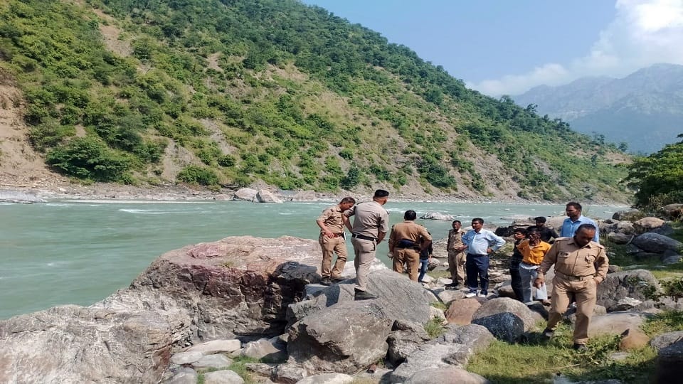 Girl missing after falls into Sarayu river after scooter slips in pithoragarh