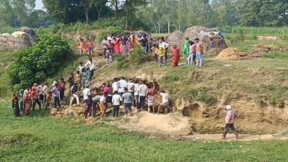 Five children buried when the soil collapsed while digging near a pond in lakhimpur kheri