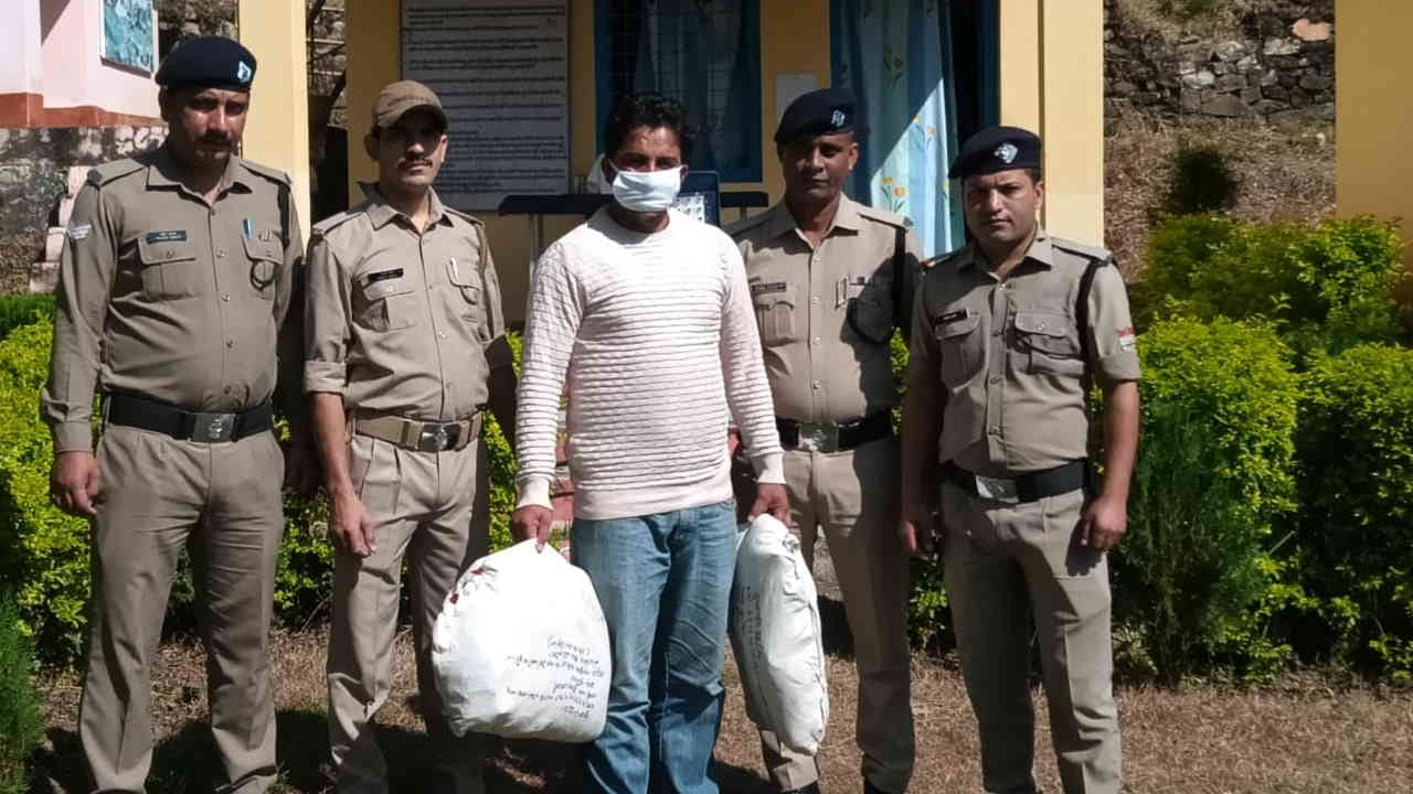 Wildlife smuggler arrested with 2 leopard skins in Uttarkashi Uttarakhand News in hindi