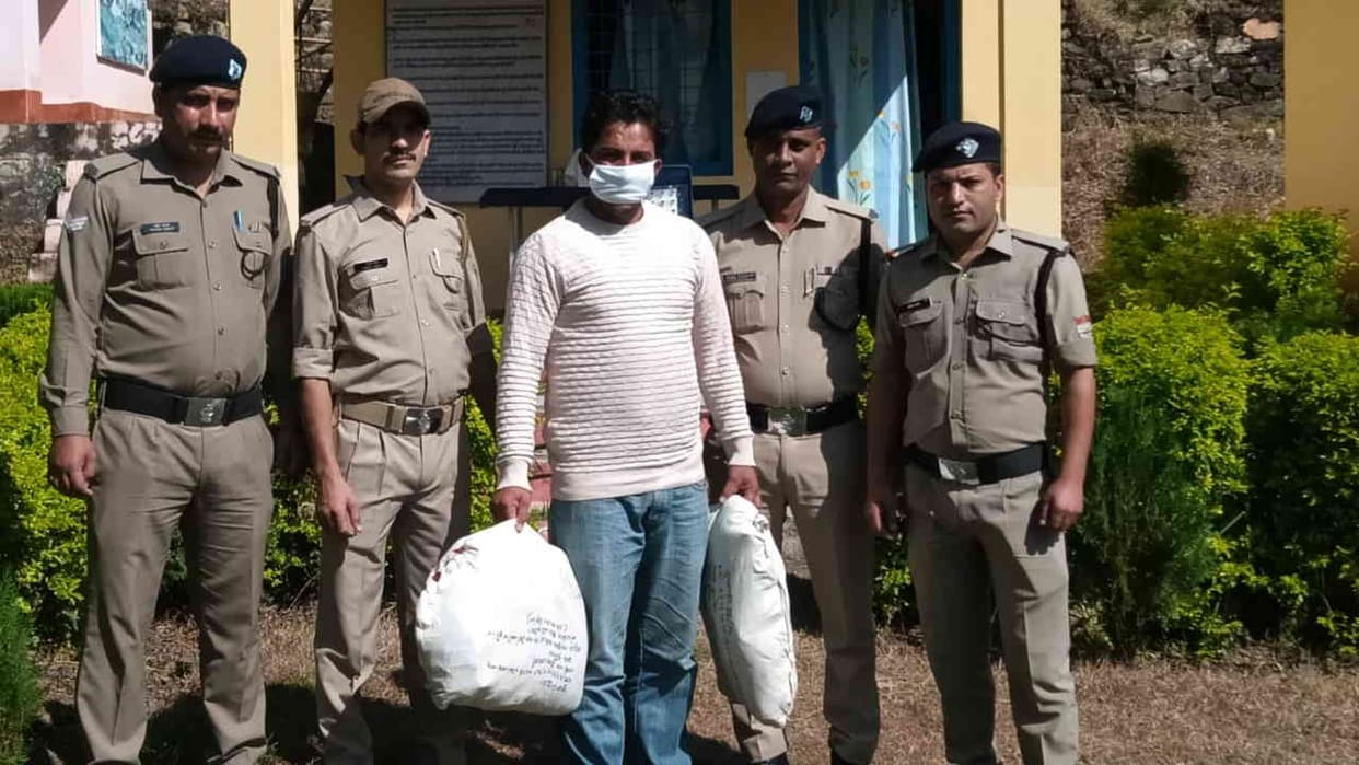 Wildlife smuggler arrested with 2 leopard skins in Uttarkashi Uttarakhand News in hindi