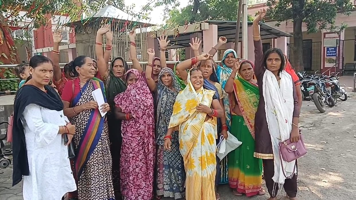 Women reached dm office to protest against the occupation of land of the religious place