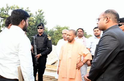 Balrampur: बलरामपुर पहुंचे मुख्यमंत्री योगी आदित्यनाथ, मेडिकल कॉलेज का किया निरीक्षण Chief Minister Yogi Adityanath arrived in Balrampur.