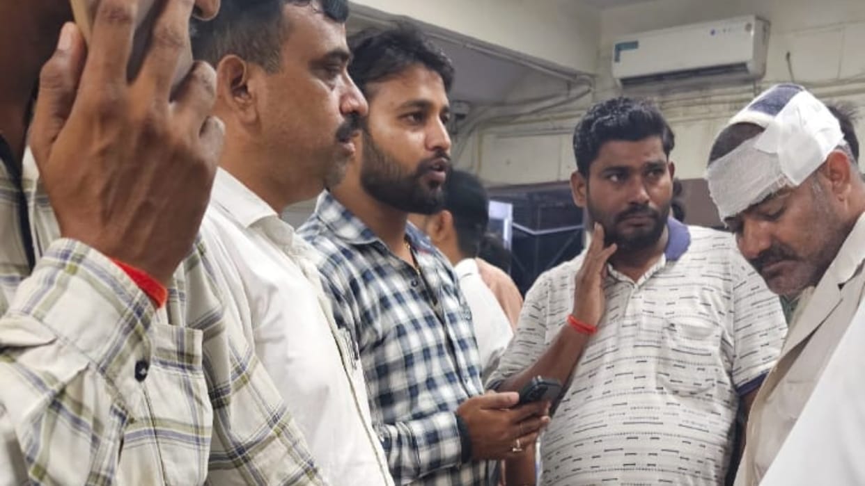 Lawyers surrounded and beaten up for touching a bike with a car in shahjahanpur