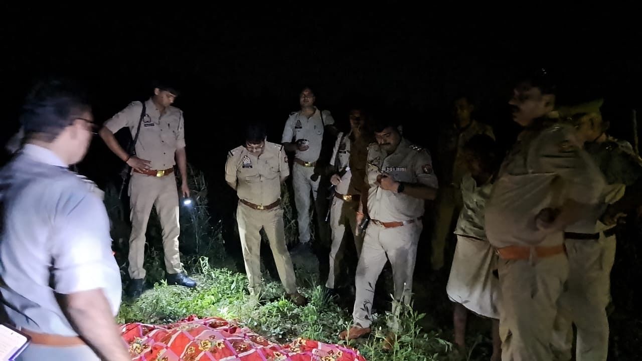 घटनास्थल पर मौजूद पुलिसकर्मी।