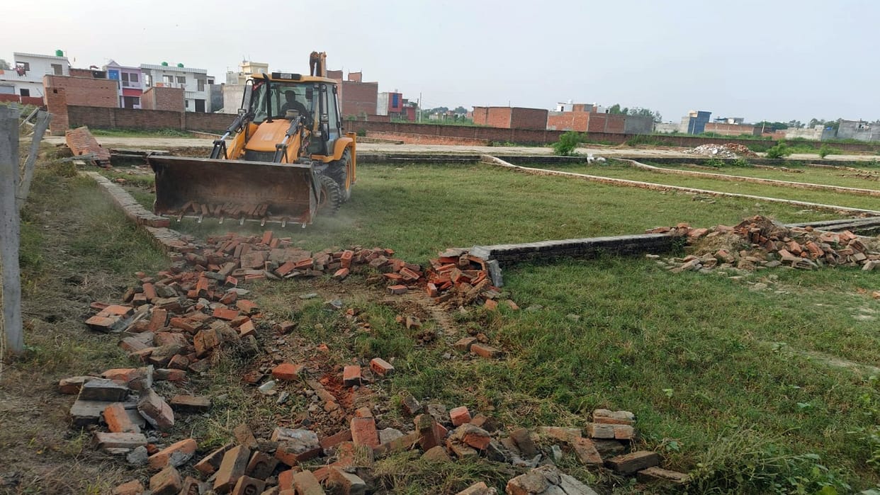 BDA Bulldozers Being Run On Illegal Colonies in Bareilly