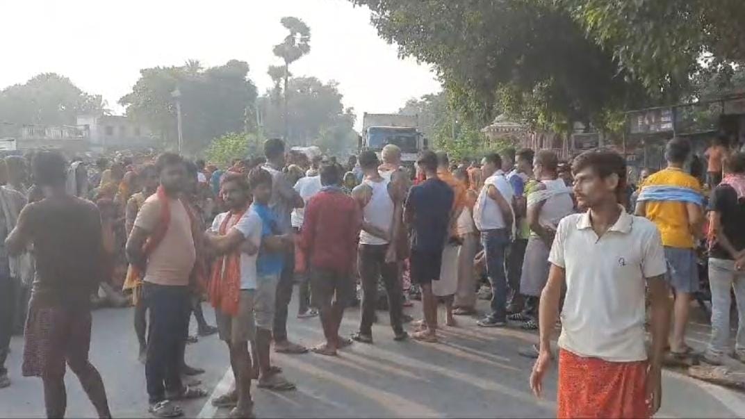 Bihar News: speeding tractor crushed a child in Begusarai, after the death, angry people created ruckus on NH