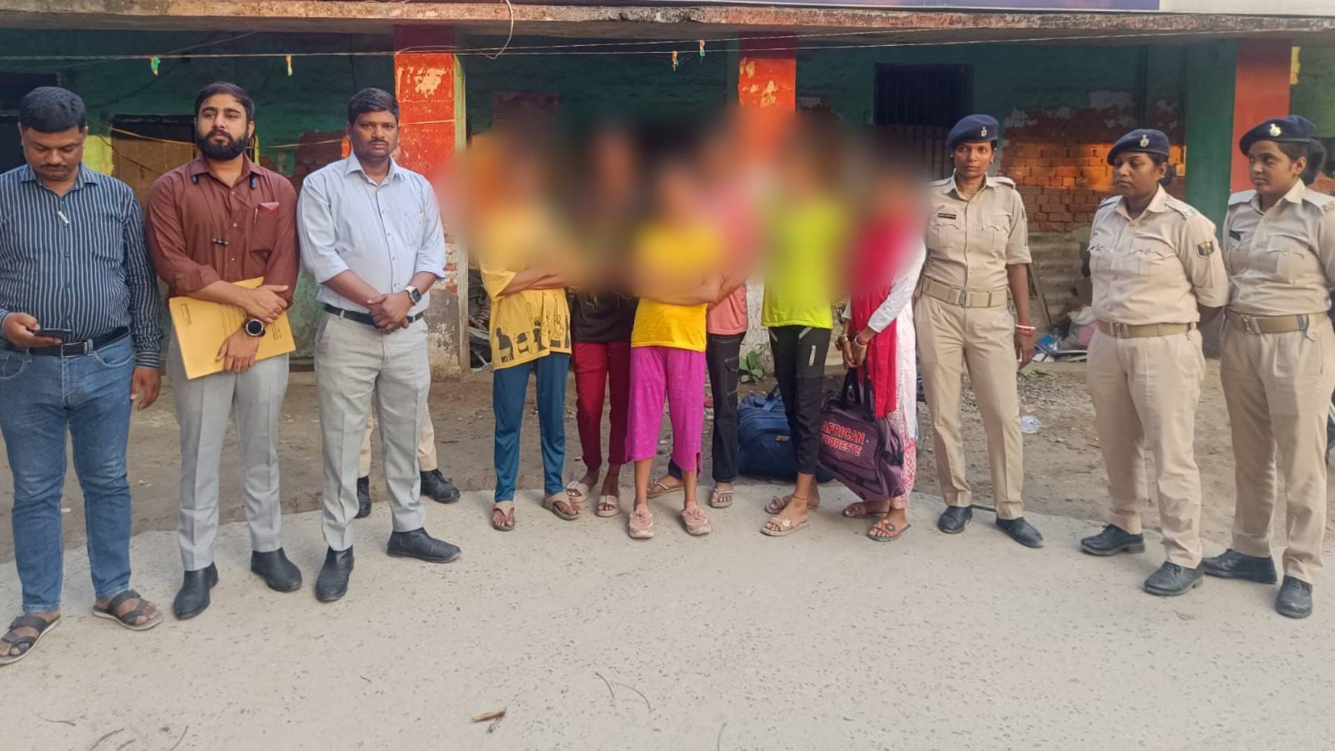Bihar minor girls recovered from orchestra in Siwan viral girl Bul-Bul was also caught operator arrested