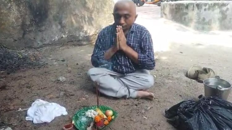 सीजी- CG: बैंक ने काटा शिक्षक का वेतन, नाराज अध्यापक ने बैंक के बाहर मुंडन करावकर किया पिंडदान; जानें पूरा मामला – INA