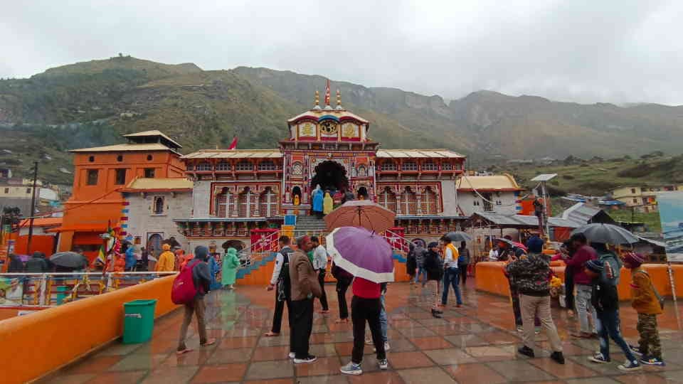 Uttarakhand Weather change Rainfall in Badrinath Dham and snowfall in Hemkund Sahib cold Increases Photos