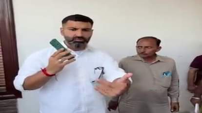 फोन पर तहसीलदार से बात करते विधायक गोकुल सेतिया।