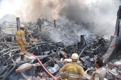Lucknow: Second illegal warehouse blazed in 30 hours, fire in electronic equipment warehouse in Madiyav, compr