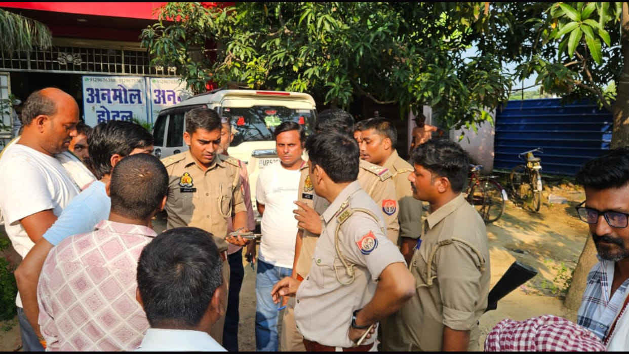 In Gorakhpur Husband called the police and say,Wife is having fun in the hotel, raid conducted,couples caught
