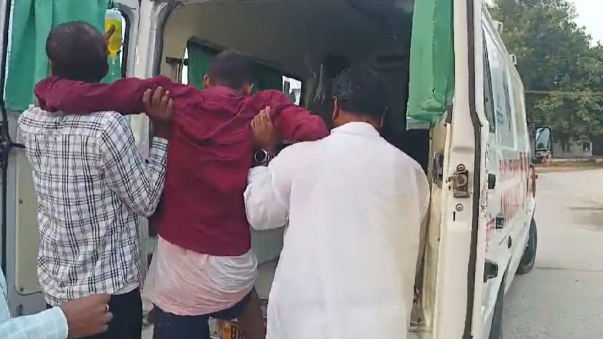 Criminals shot a physics teacher in Siwan