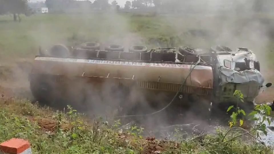 A tanker full of hydrochloric acid overturned