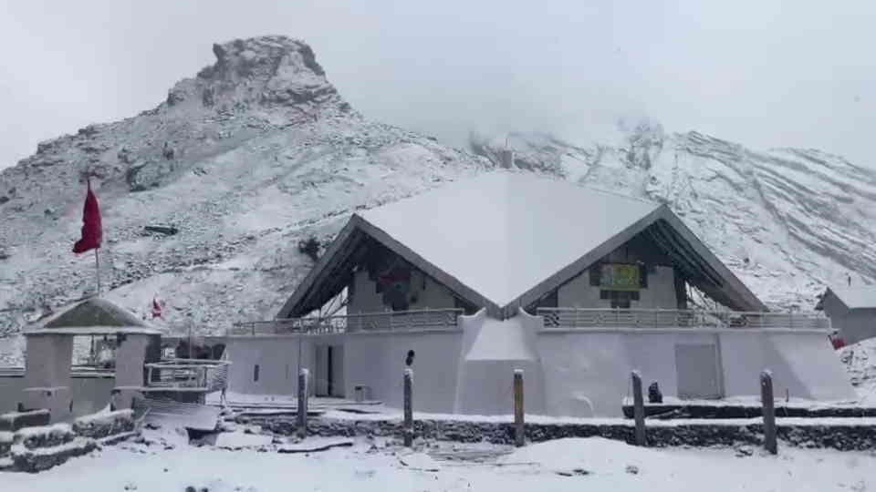Uttarakhand Weather change Rainfall in Badrinath Dham and snowfall in Hemkund Sahib cold Increases Photos