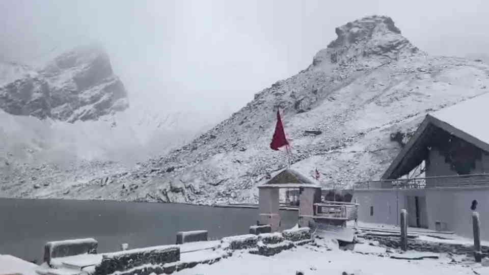Uttarakhand Weather change Rainfall in Badrinath Dham and snowfall in Hemkund Sahib cold Increases Photos