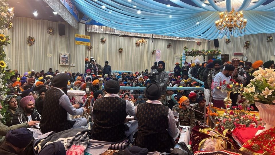 Hemkund Sahib Door closed During snowfall Huge Crowd of devotees gather Photos