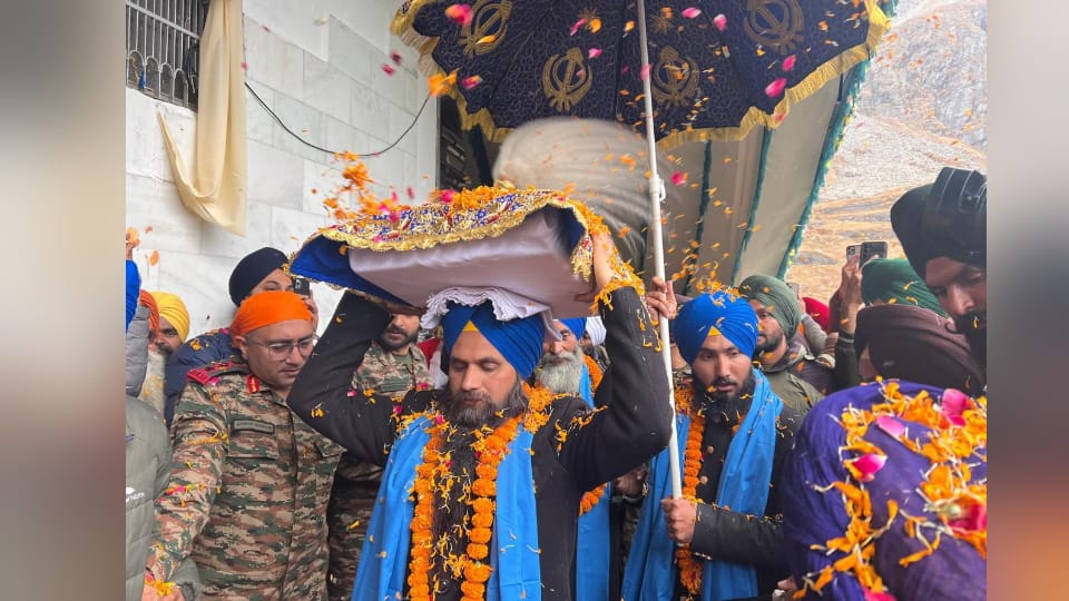 Hemkund Sahib Door closed During snowfall Huge Crowd of devotees gather Photos