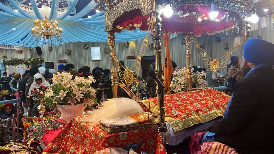 Hemkund Sahib Door closed During snowfall Huge Crowd of devotees gather Photos