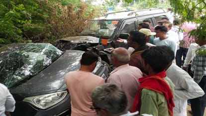 Jalaun Accident: बेकाबू स्कॉर्पियो की टक्कर से कार सवार इंजीनियर की मौत, मचा कोहराम Jalaun: Engineer travelling in car dies after being hit by uncontrollable Scorpio
