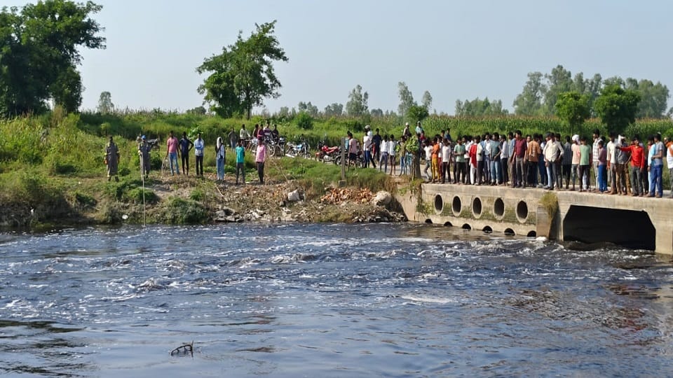 Young man jumped into Kali river to escape from police