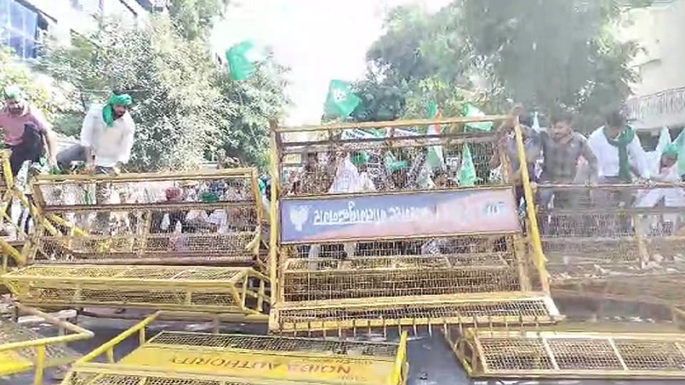Farmers broke the barricades and reached the last gate of Noida Authority