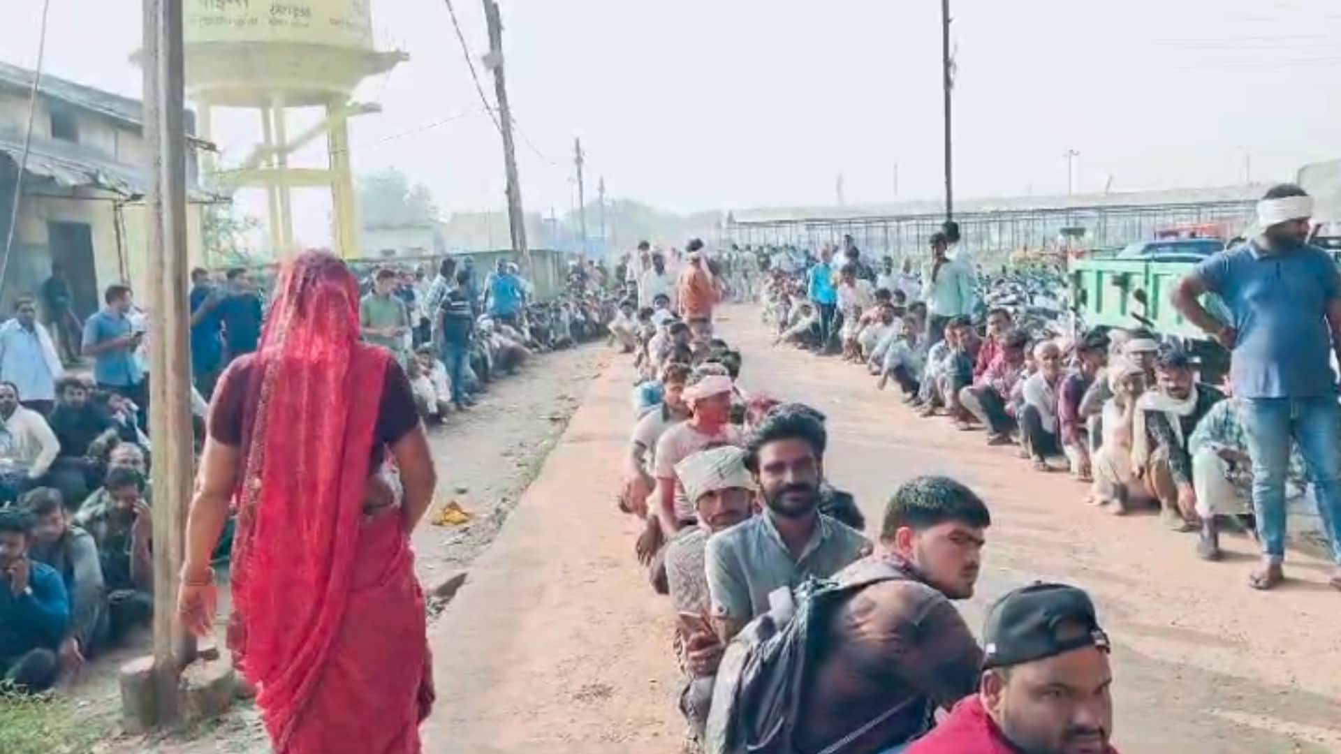 Morena: Farmers in line for fertilizer for 4 days, pictures expose Agriculture Minister's claims in district