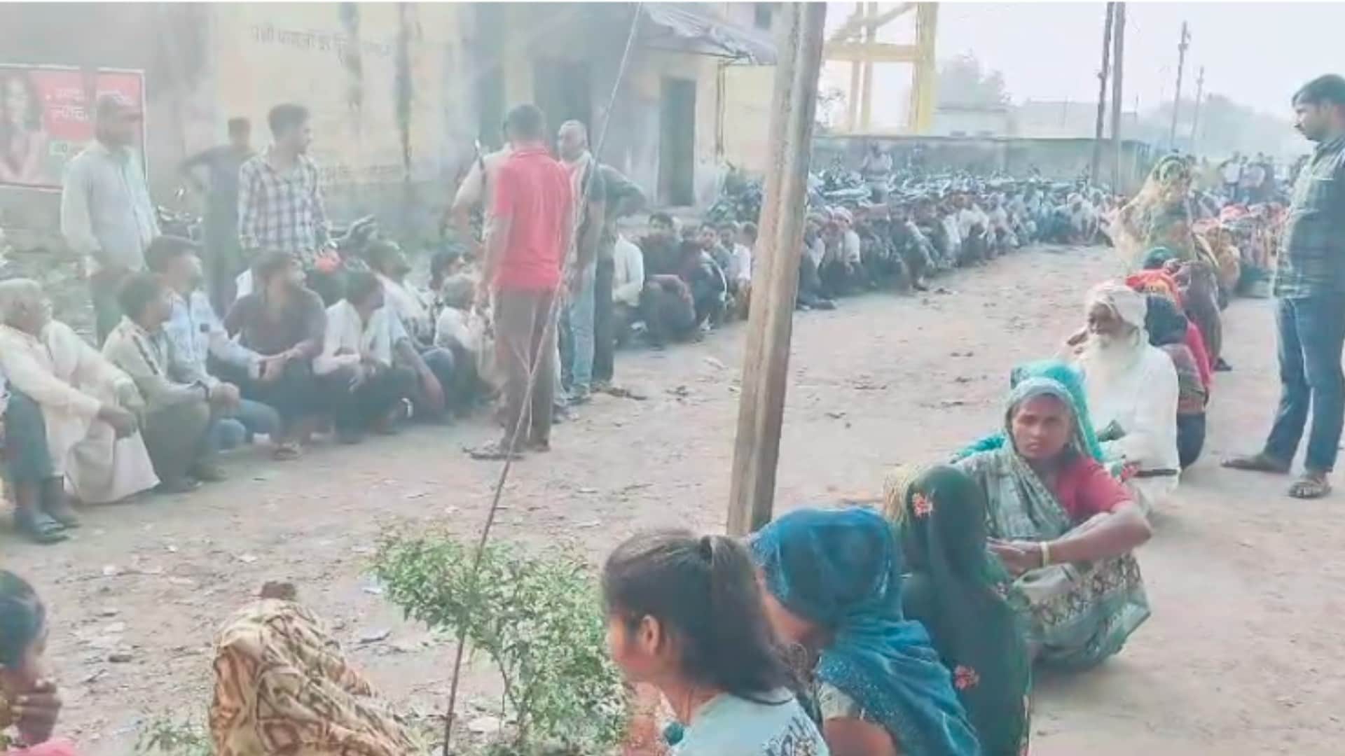 Morena: Farmers in line for fertilizer for 4 days, pictures expose Agriculture Minister's claims in district