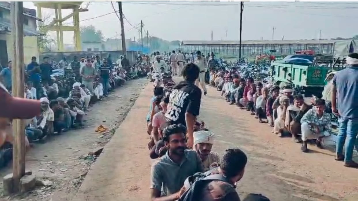 Morena: Farmers in line for fertilizer for 4 days, pictures expose Agriculture Minister's claims in district