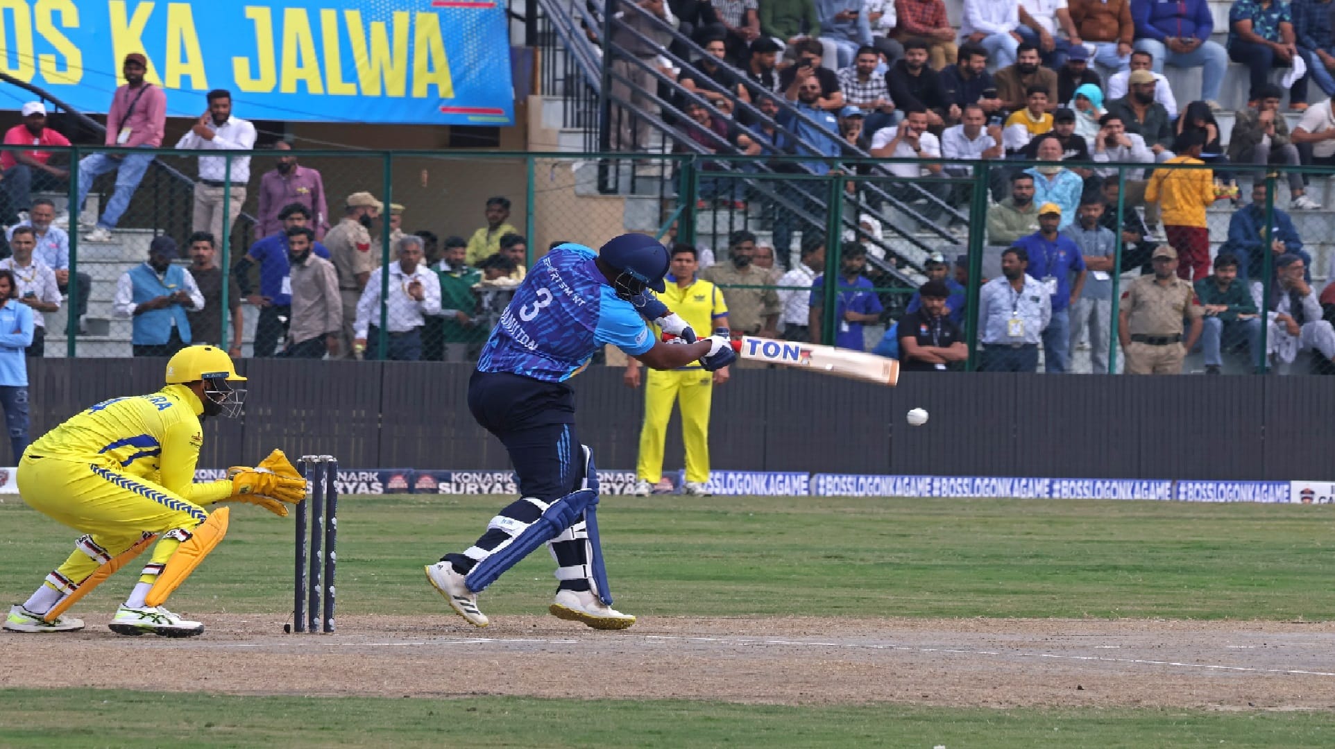 Legends League Cricket After 38 years cricket lovers saw international players playing on field in kashmir val