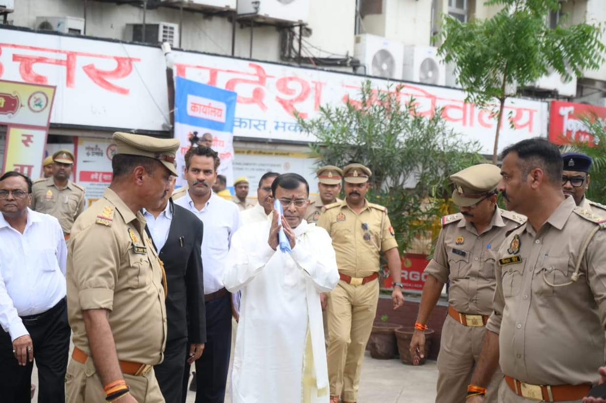 Lucknow: Baba Narayan Sakar reached before the Judicial Commission amid tight security.