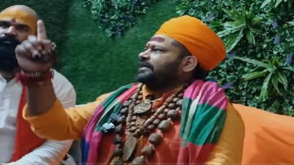 Announcement of giving Rs 1 lakh to the person who lathicharged Mahant Raju Das