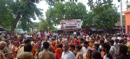 Vivek kidnapping murder case in jaunpur angry people blocked road and protest