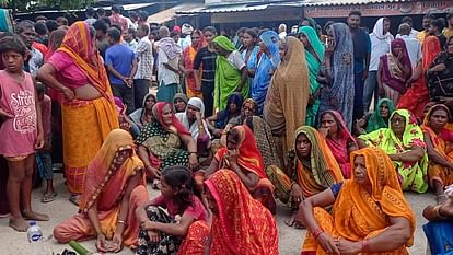 Vivek kidnapping murder case in jaunpur angry people blocked road and protest