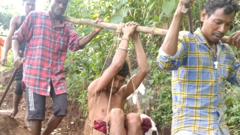 Family members carried the patient on their shoulders for 10 kilometers in Jagdalpur