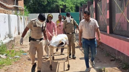 पोस्टमॉर्टम कर ले जाती पुलिस