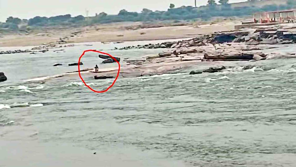 Sawai Madhopur: SDRF rescued a youth trapped in the middle of Chambal river safely