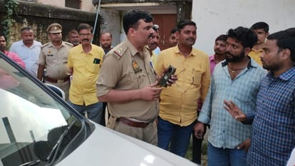 Pump operators showed attitude in varanasi stopped car of AE matter of reduced wages
