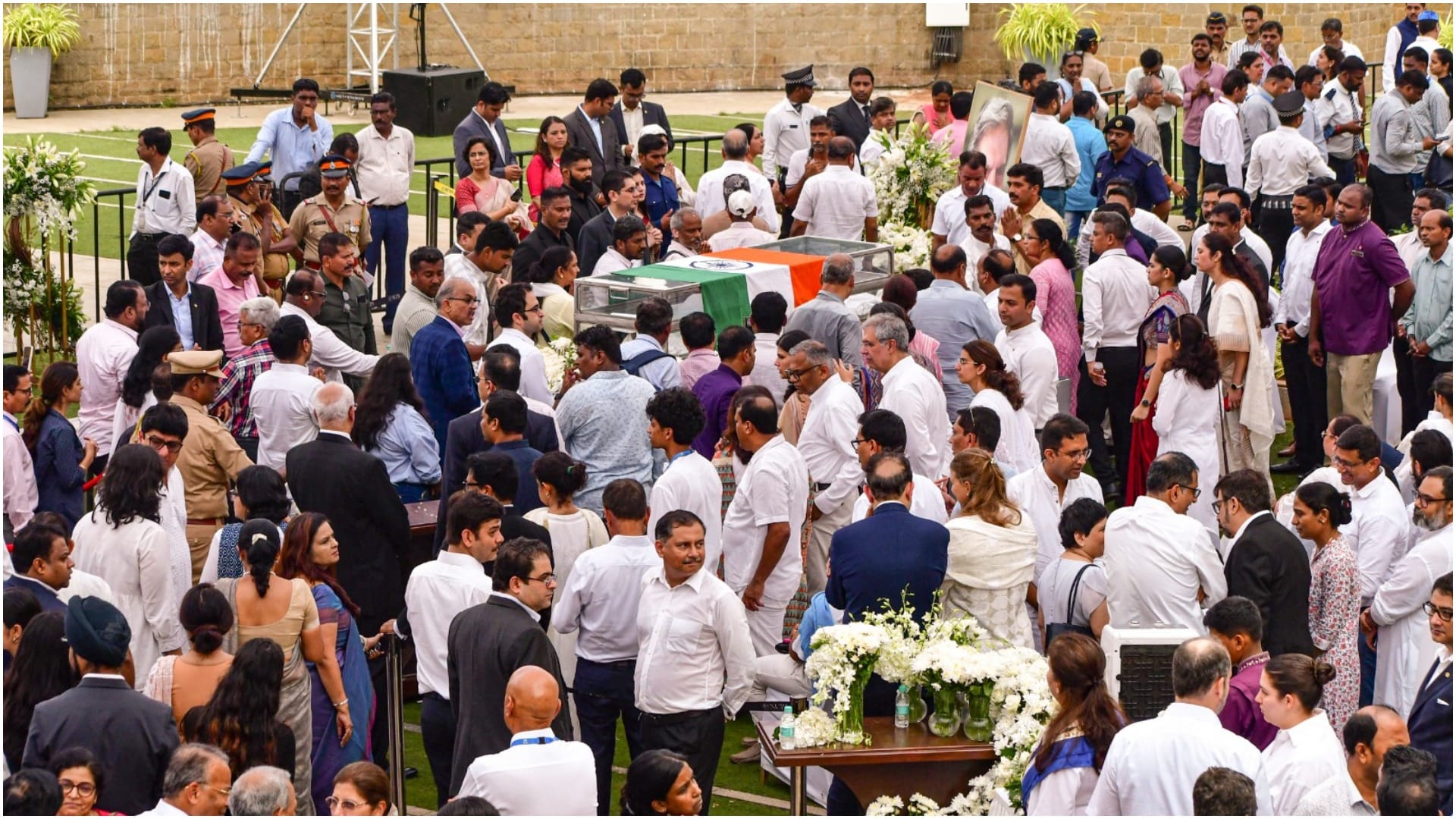 Crowd gathered to see Ratan Tata for the last time, from Home Minister to Ambani came to bid him last farewell
