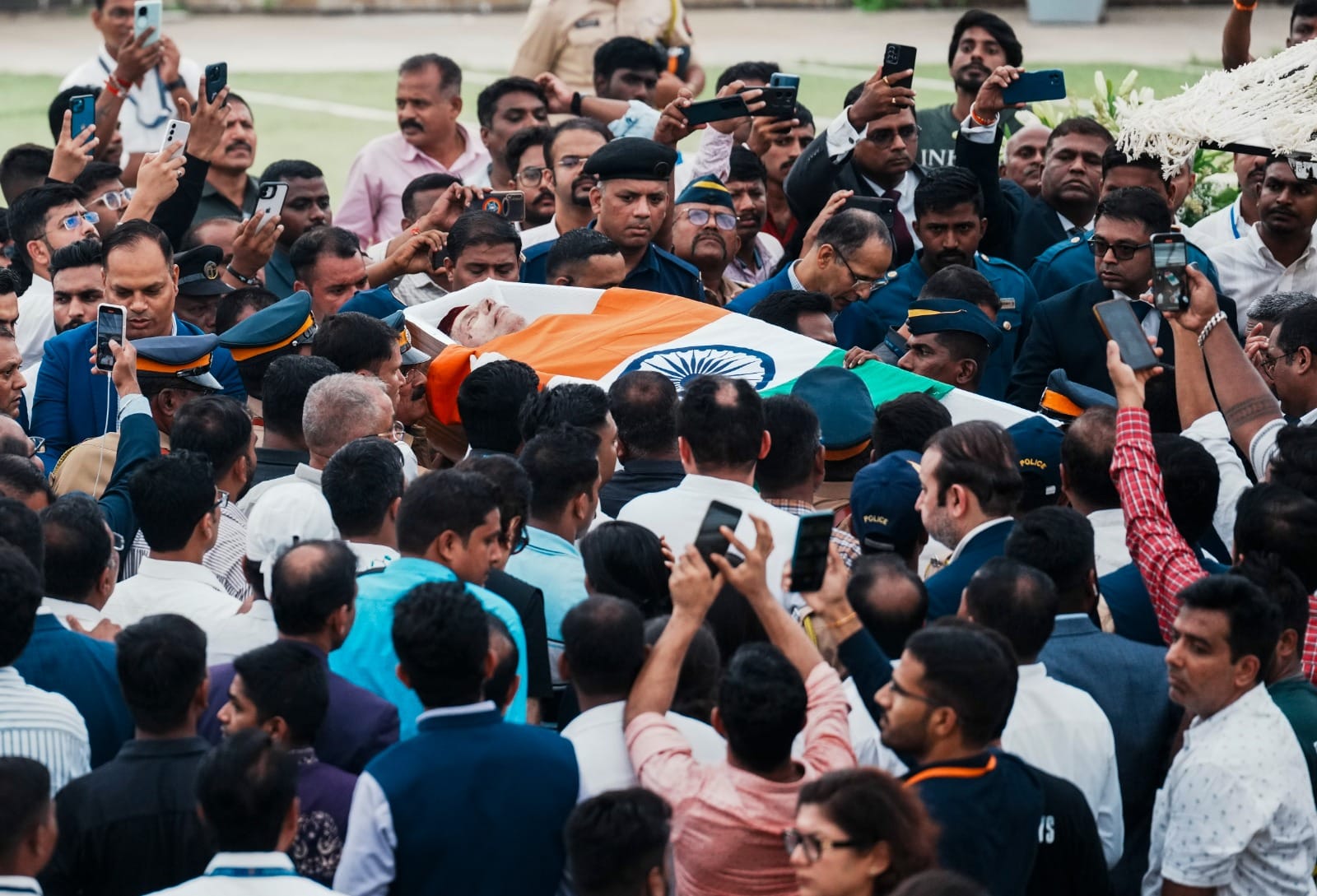 Ratan Tata Death News Live:वर्ली श्मशान घाट में रतन टाटा का अंतिम ...