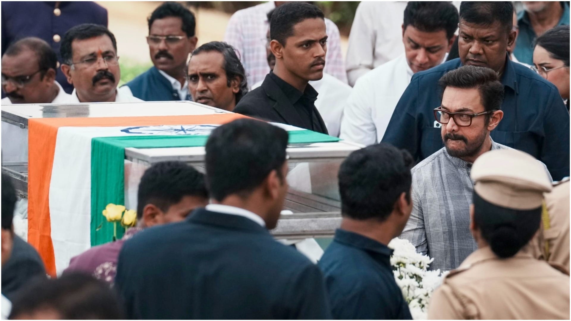 Crowd gathered to see Ratan Tata for the last time, from Home Minister to Ambani came to bid him last farewell