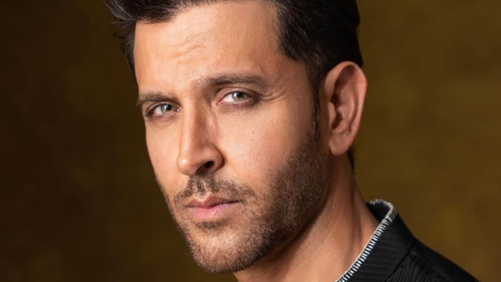 hrithik roshan meets fan who recreates koi mil gaya jadu look covered 14000 km distance on cycle to click pic