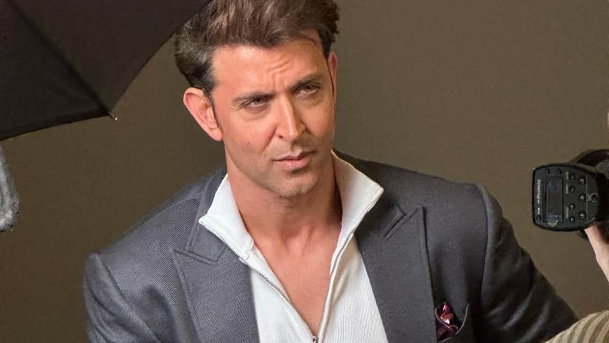 when Hrithik Roshan Jumped on Car Bonnet to Stop Shah Rukh Khan Salman Khan Shares Interesting Story