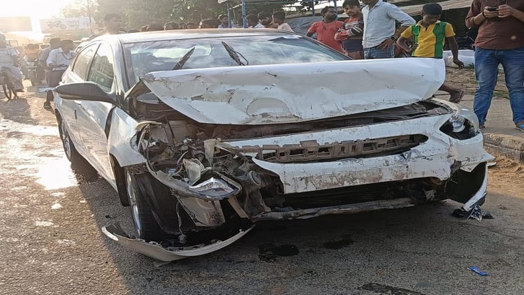 खबर शहर , नहीं था कार में चालक: सीट पर बैठै बच्चे ने लगा दिया गियर, फिर चल दी गाड़ी, जा टकराई ट्रैक्टर-ट्रॉली से – INA