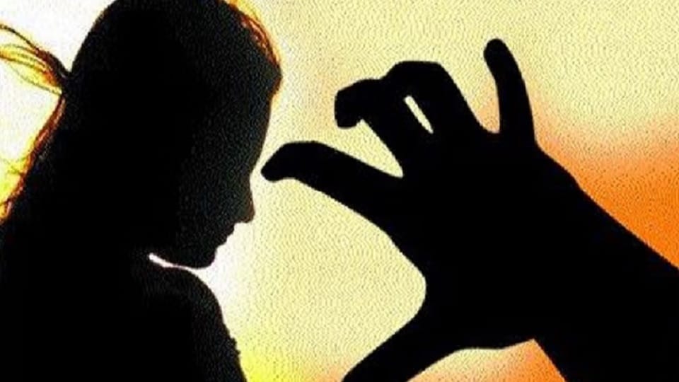 Meerut: Husband and wife were returning after watching Ramlila, three youths pulled the woman into the car