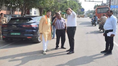 शहर को जाम से निजात दिलाने के लिए निरीक्षण करते विधायक हर्षवर्धन और डीएम रविंद्र कुमार मंदर।