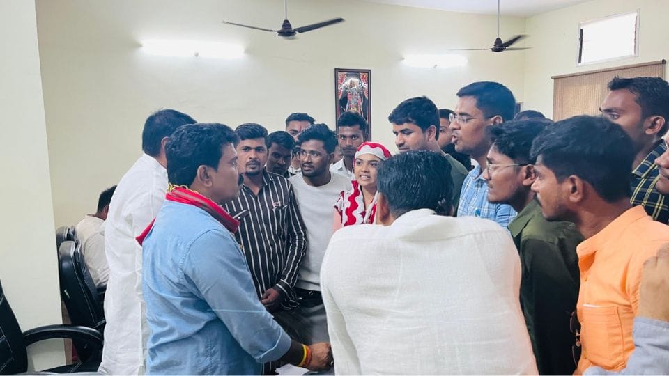शिक्षकों ने डिप्टी सीएम से लगाई गुहार