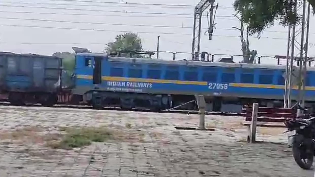 Sultanpur: Smoke in goods train, other trains passed through loop line.