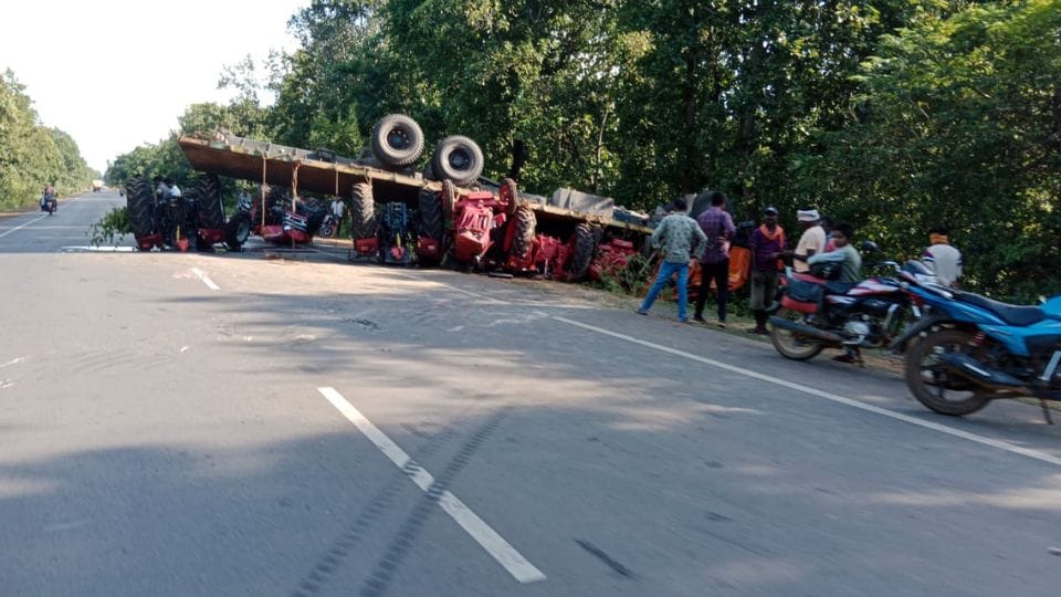 Drunk driver overturns trailer in Jagdalpur